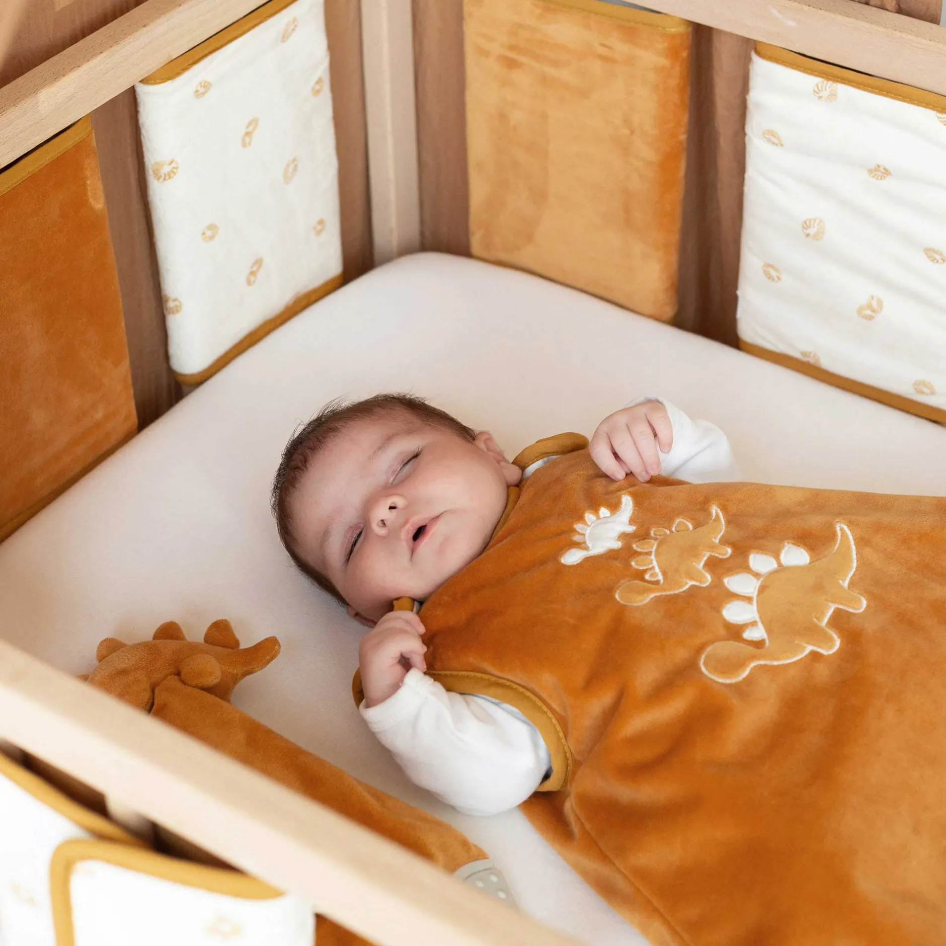 Tours De Lit*Trois Kilos Sept Diplododo Protège barreaux lit modulable de Ocre et Écru