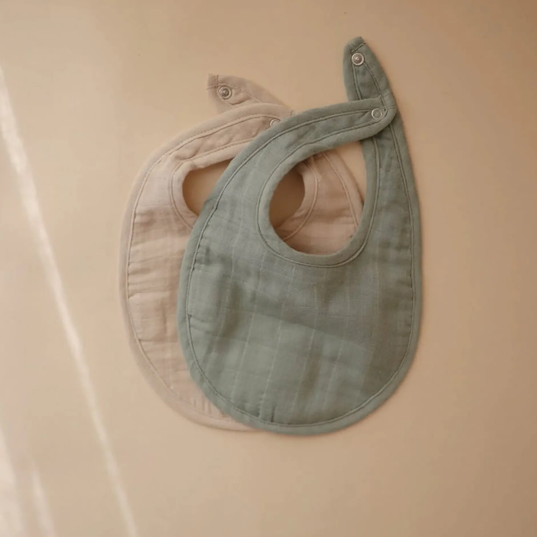 Bavoirs*mushie Lot de 2 bavoirs en mousseline de Vert Romarin/Gris