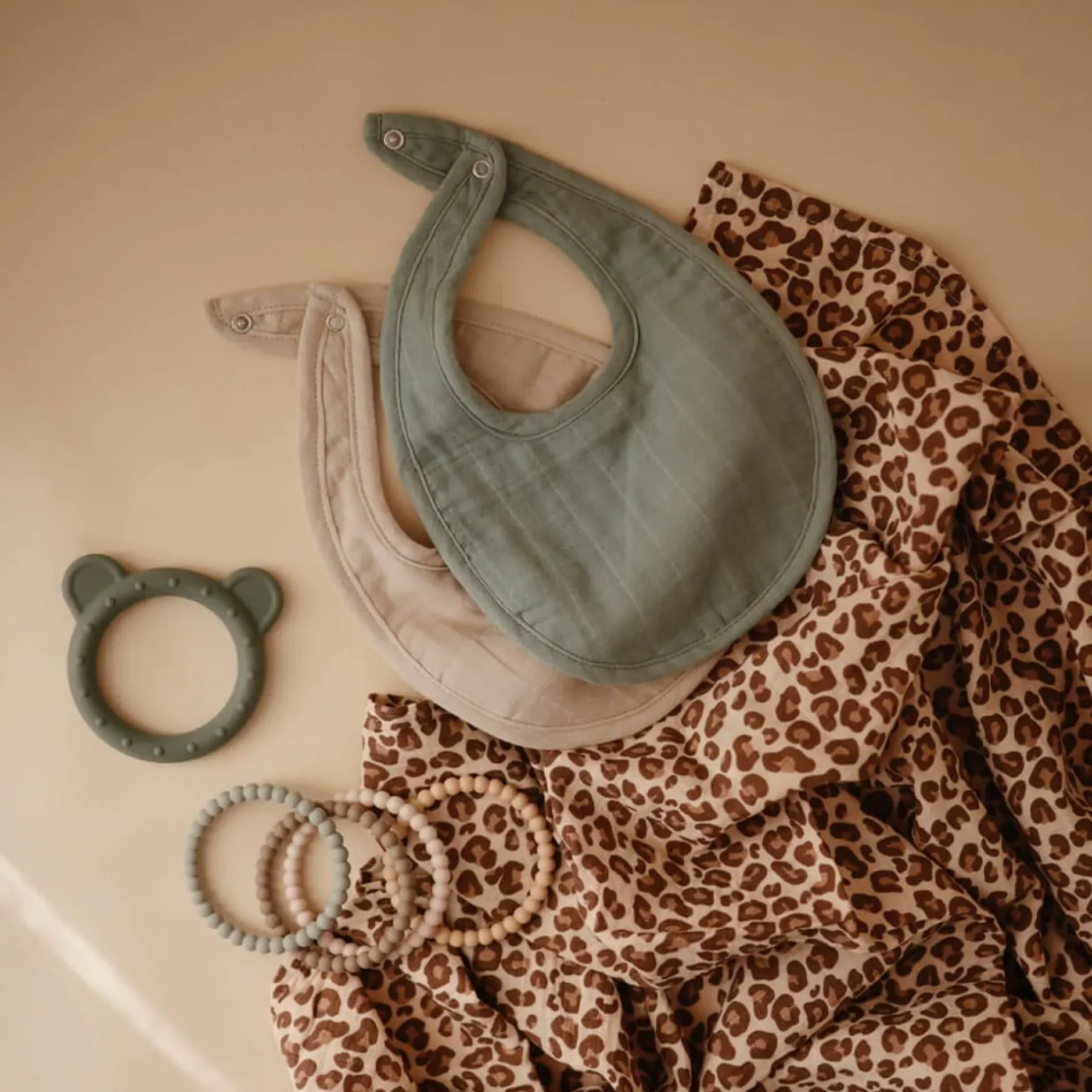 Bavoirs*mushie Lot de 2 bavoirs en mousseline de Vert Romarin/Gris