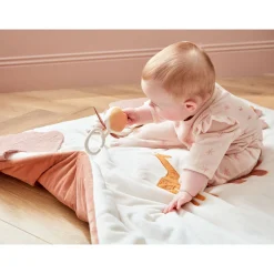 Tapis D'Éveil*Noukies Popsie, Gigi & Louli Tapis d'activités / Tapis de parc Popsie mousseline 75 x 95 cm de Écru/Rose