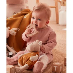 Doudous*Noukies Tiga, Stegi & Ops Peluche small Tiga en Veloudoux et mousseline de coton BIO de Beige/ocre