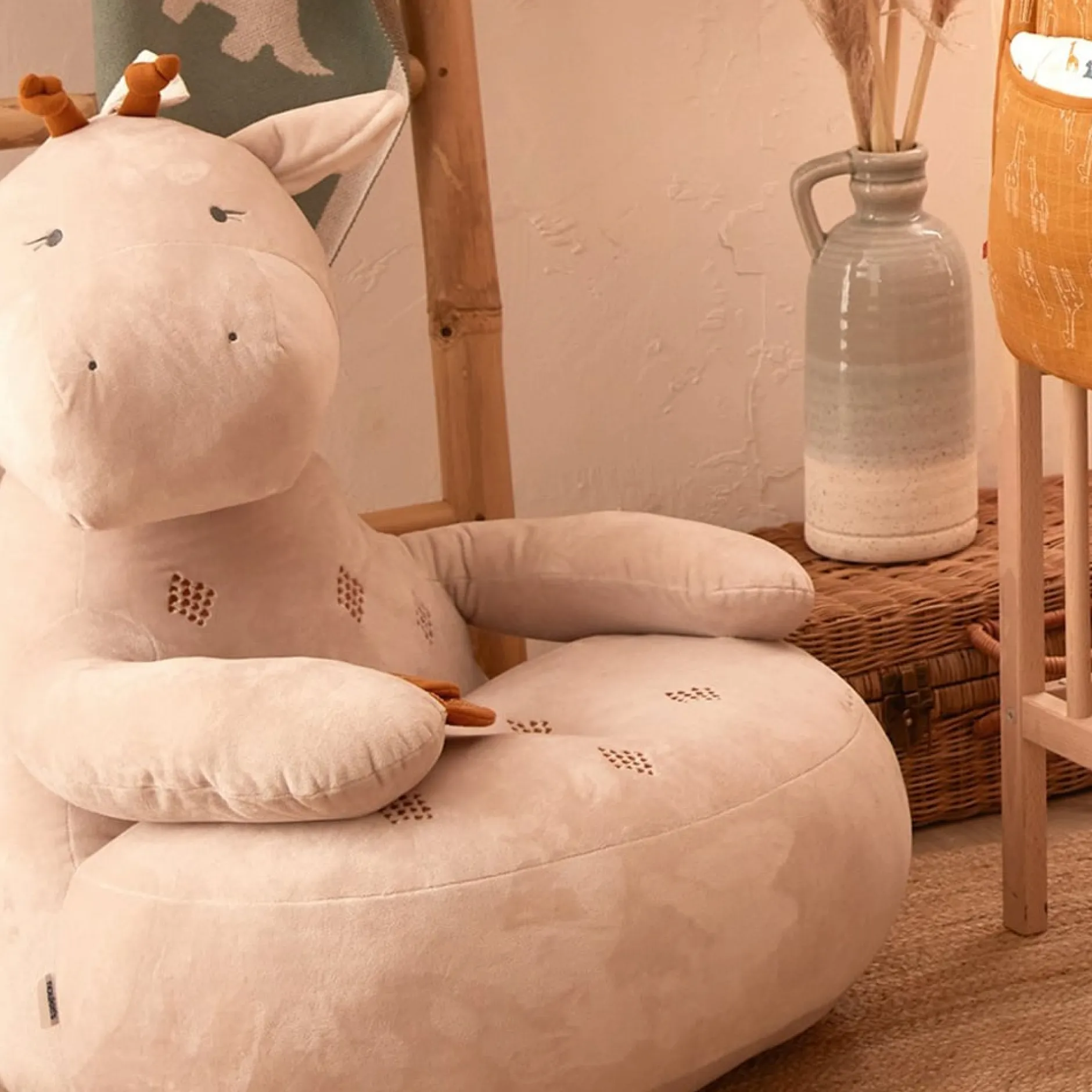 Fauteuils*Noukies Tiga, Stegi & Ops Sofa en veloudoux Tiga de Beige/ocre